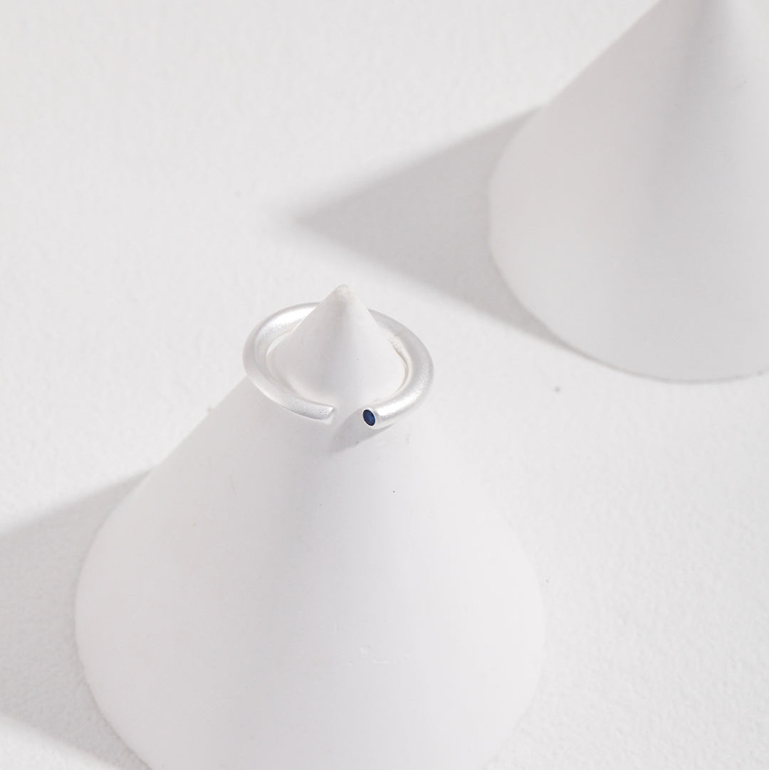 „Cirque Bleu“ –  Verstellbarer Ring mit saphirblauem Stein