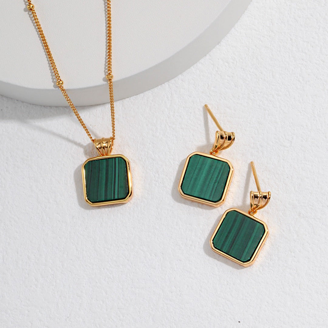 „EMERALDINE“ – Quadratische Malachit-Ohrringe