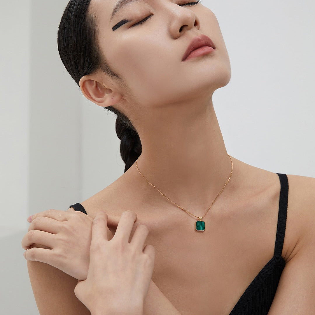 „EMERALDINE“ – Halskette mit quadratischem Malachit-Anhänger