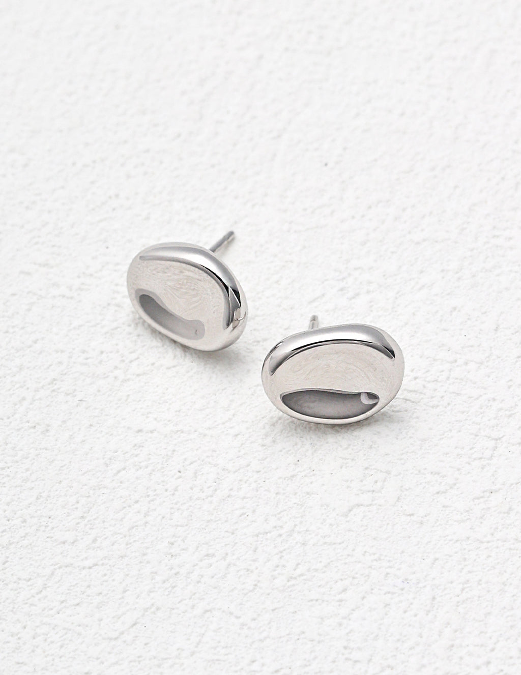 „BOHÈME“ – Minimalistische bohnenförmige Ohrstecker