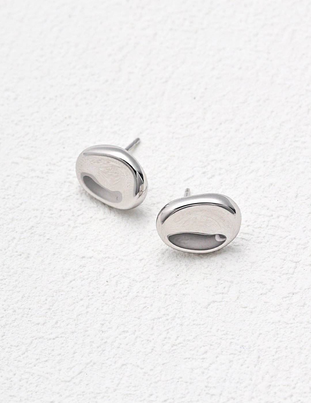 „BOHÈME“ – Minimalistische bohnenförmige Ohrstecker