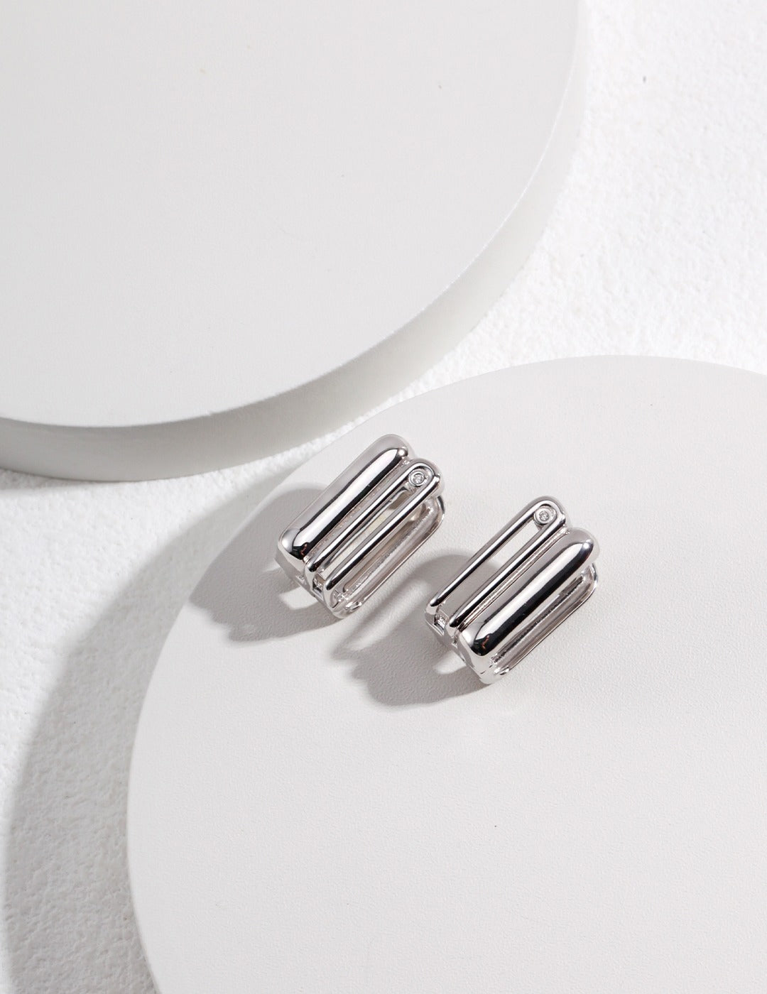 „MODULO“ – Rechteckige Huggie-Creolen mit Zirkonia