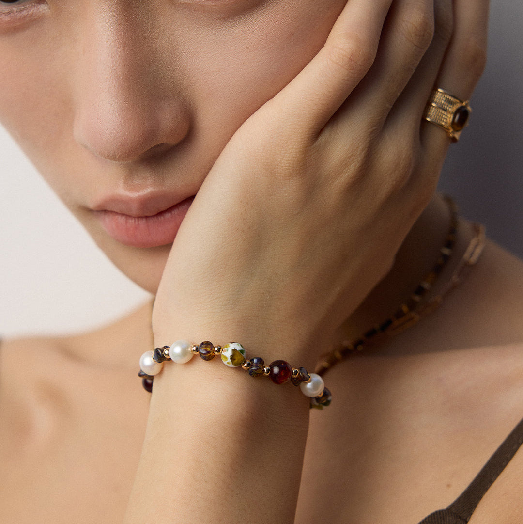 „FLORETTA“ – Armband im Vintage-Stil mit Perlen, tschechischem Glas & Muschelperlen