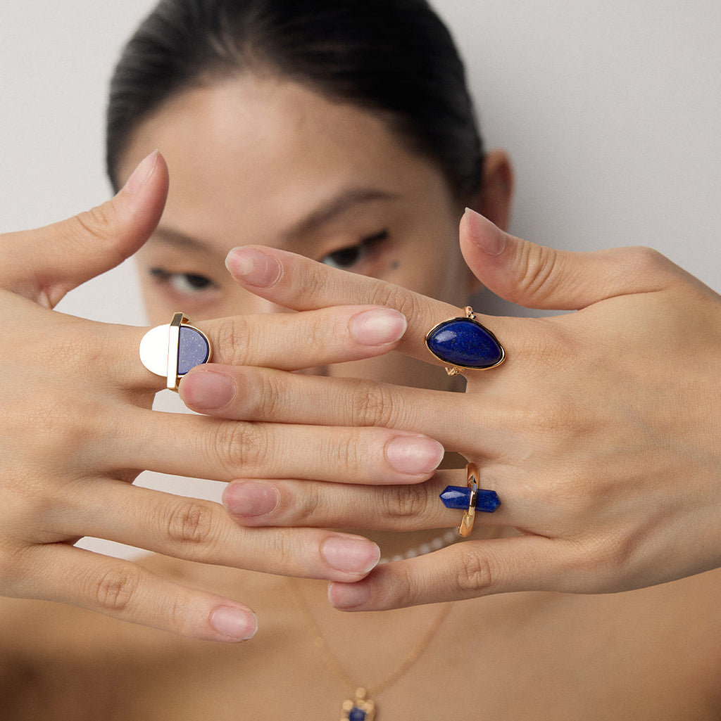 „VORON“ – Energie-Ring mit Naturstein-Lapislazuli in Kristallturm-Form