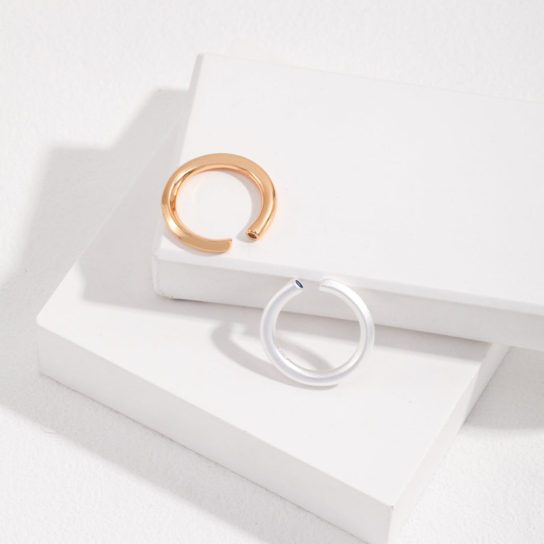 „Cirque Bleu“ –  Verstellbarer Ring mit saphirblauem Stein