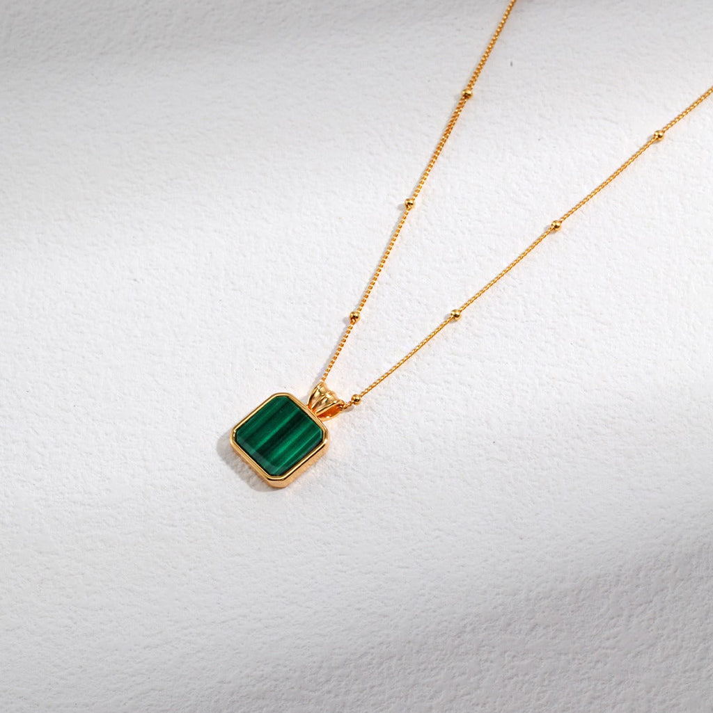 „EMERALDINE“ – Halskette mit quadratischem Malachit-Anhänger