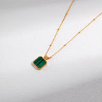 „EMERALDINE“ – Halskette mit quadratischem Malachit-Anhänger