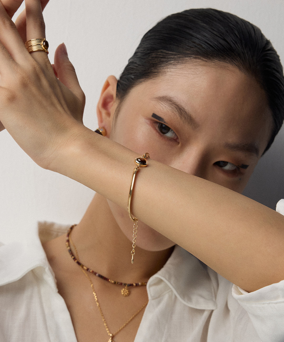 „LUCIA“ – Schlangenkette-Armband mit Tigerauge 