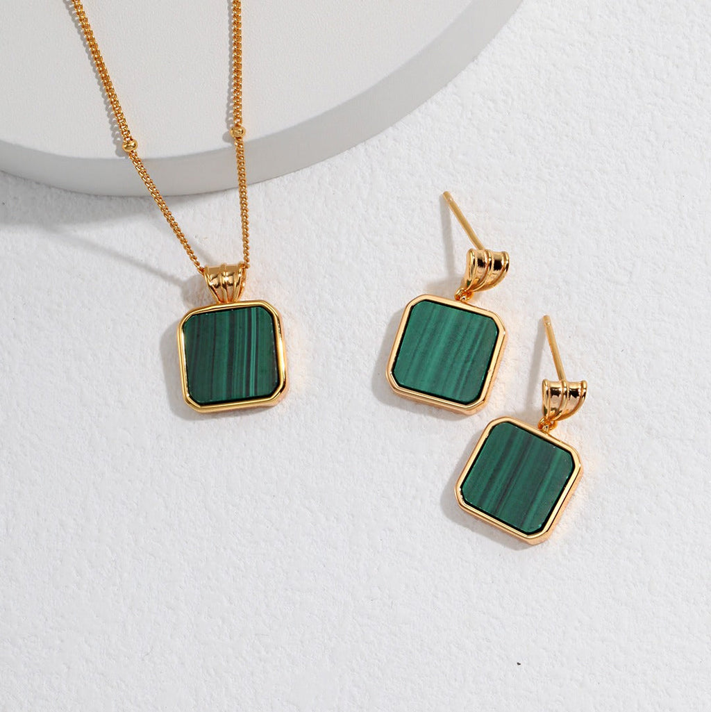 „EMERALDINE“ – Halskette mit quadratischem Malachit-Anhänger