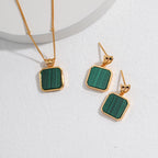 „EMERALDINE“ – Halskette mit quadratischem Malachit-Anhänger