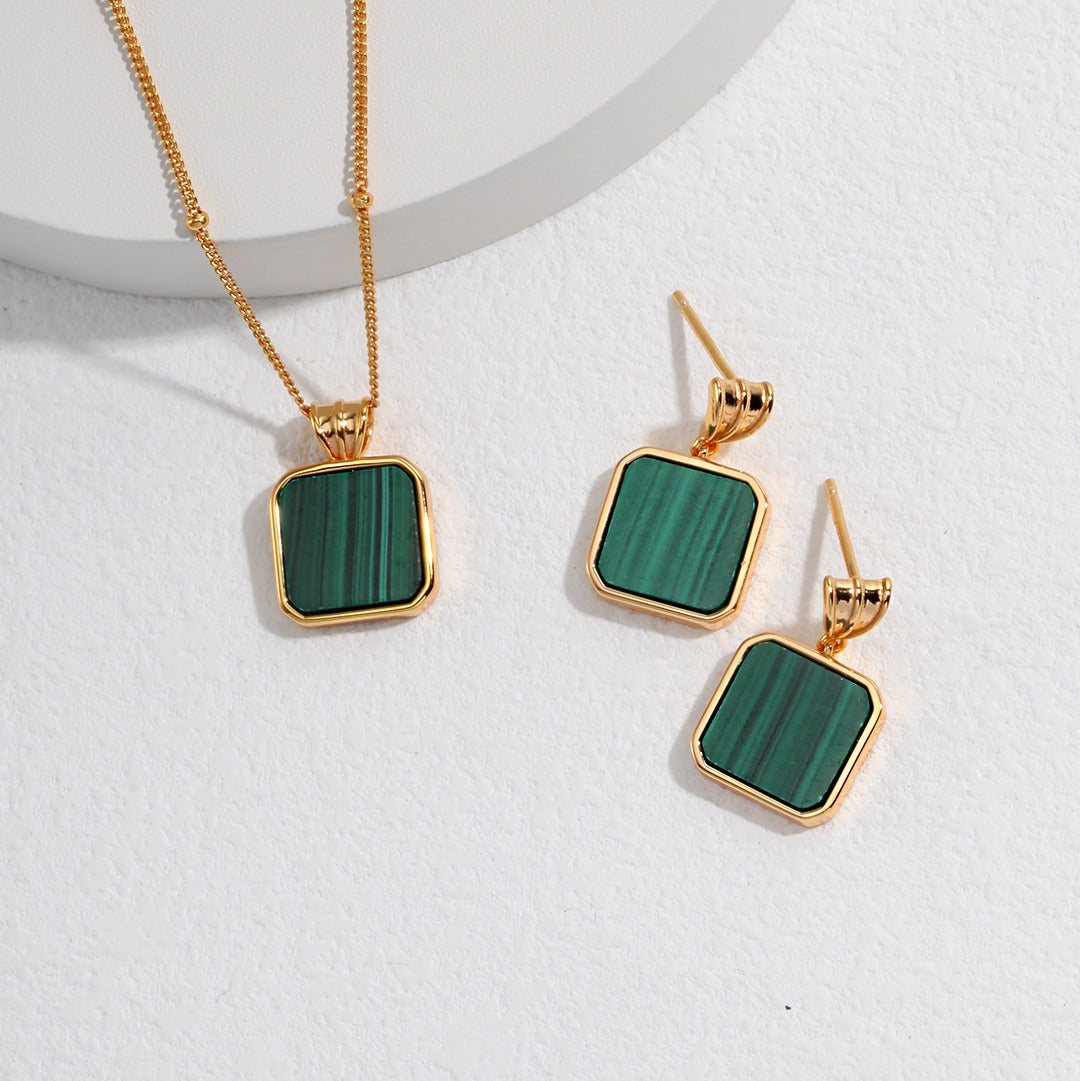 „EMERALDINE“ – Halskette mit quadratischem Malachit-Anhänger