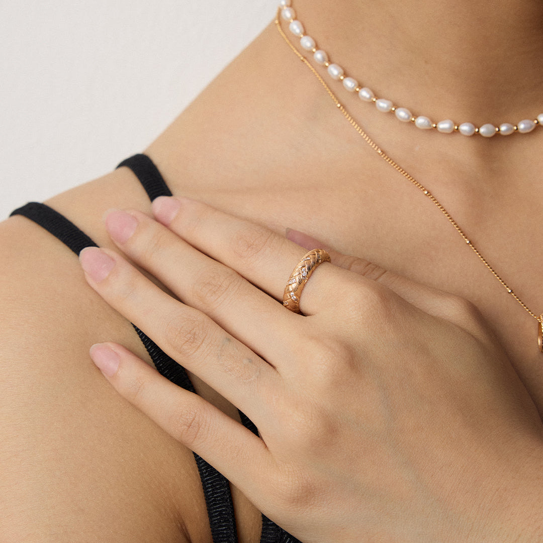 „Éclat“ – Skulpturaler Ring mit geflochtener Textur & Zirkonia