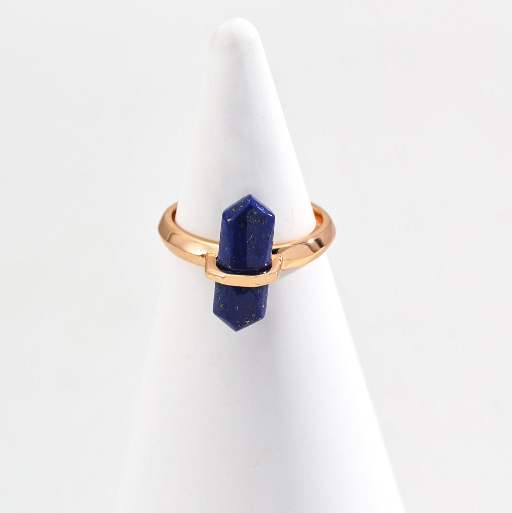 „VORON“ – Energie-Ring mit Naturstein-Lapislazuli in Kristallturm-Form