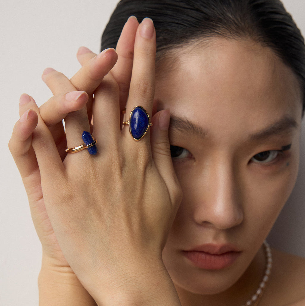 „VORON“ – Energie-Ring mit Naturstein-Lapislazuli in Kristallturm-Form