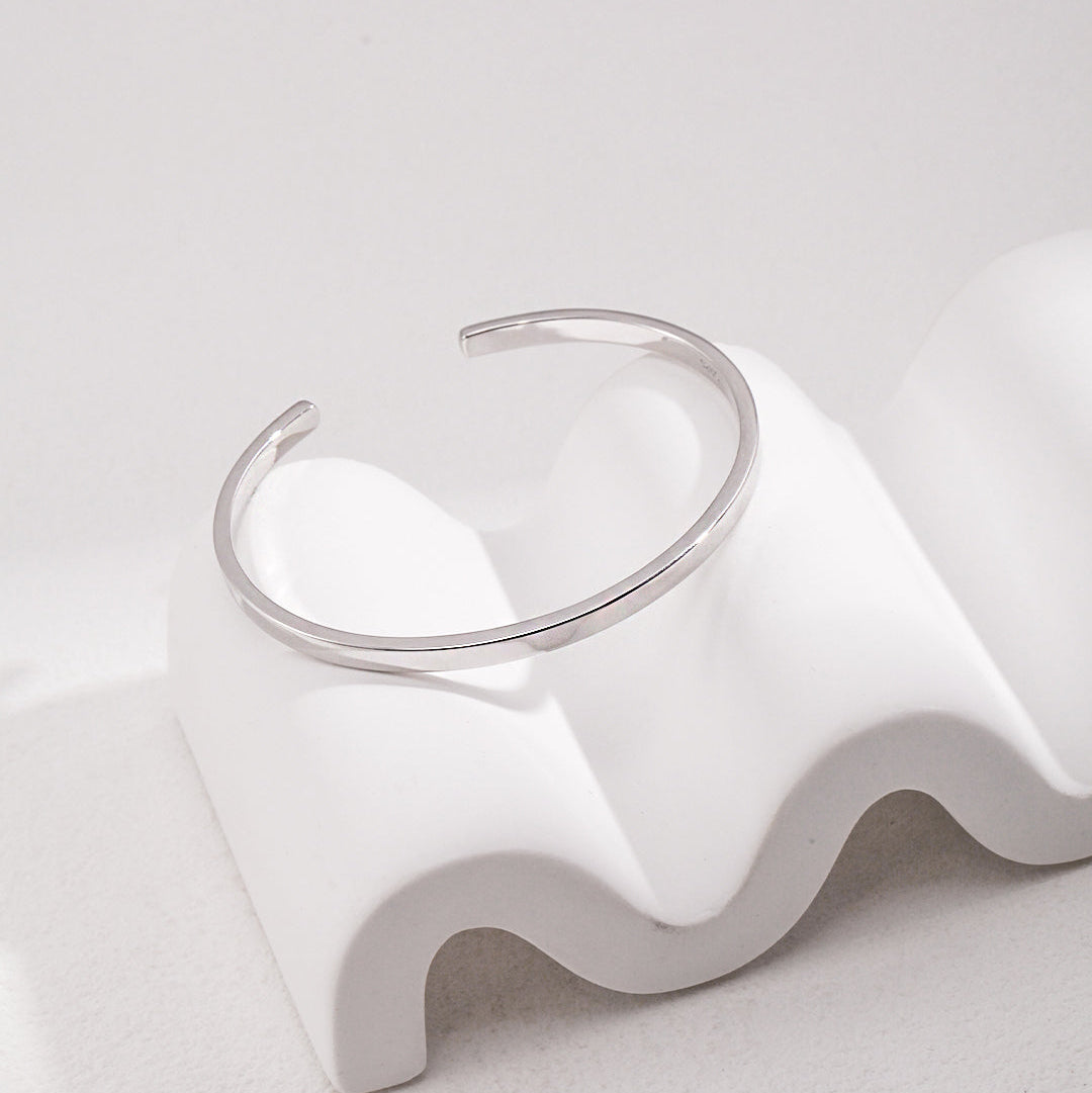 „ARC“ – Klassische offene Armspange mit sanfter Kurve