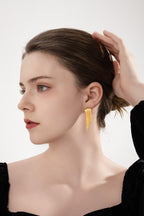 Modell Seitenansicht mit „MIRELLA“ 18K vergoldeten Damen Ohrringen, Fransen-Design