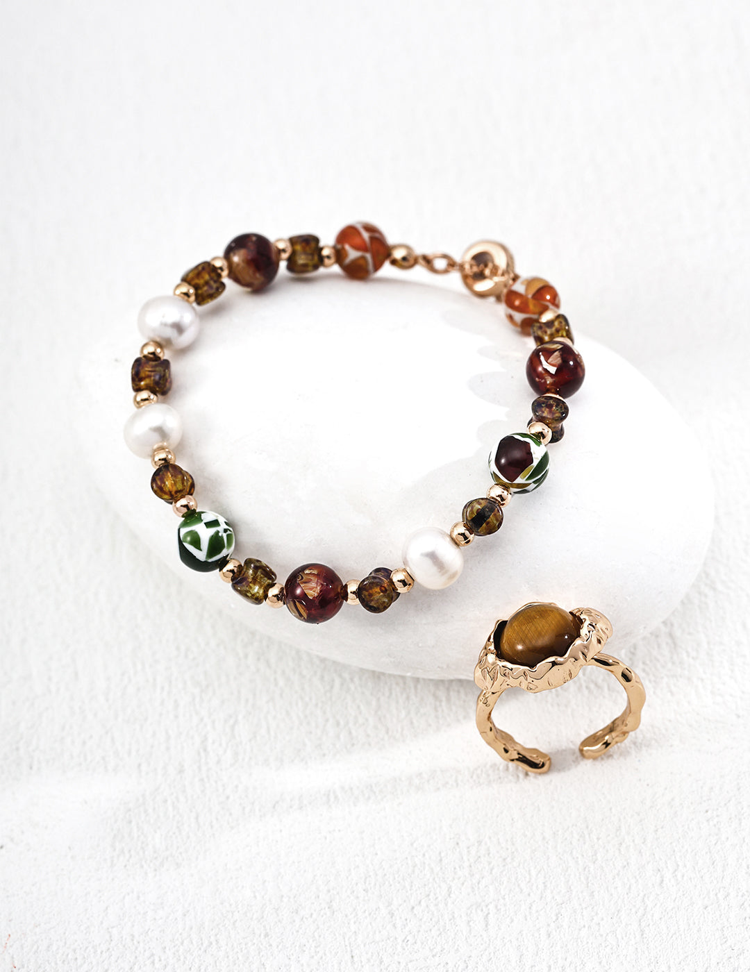 „FLORETTA“ Vintage-Armband aus 925er Silber mit 18K Vergoldung, Perlen, tschechischem Glas & Muschelperlen – Produktaufnahme