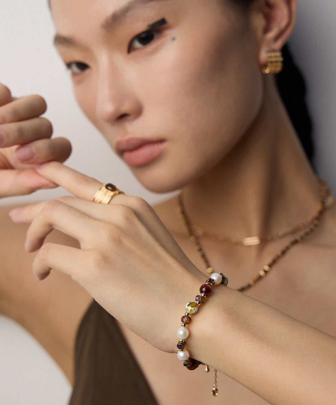 Damenarmband „FLORETTA“ im Vintage-Stil mit Süßwasserperlen, Glas & Muschelperlen – getragen mit Halskette – LS Jewelry