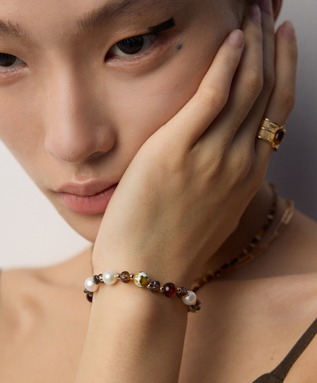 „FLORETTA“ Armband aus 925er Silber, 18K vergoldet – mit Süßwasserperlen, tschechischem Glas & Muschelperlen, getragen am Handgelenk – LS Jewelry