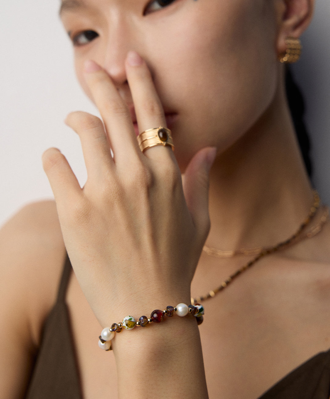 „FLORETTA“ Armband – Stilllebenaufnahme auf Keramik – Süßwasserperlen, Glas & Muschelperlen – LS Jewelry