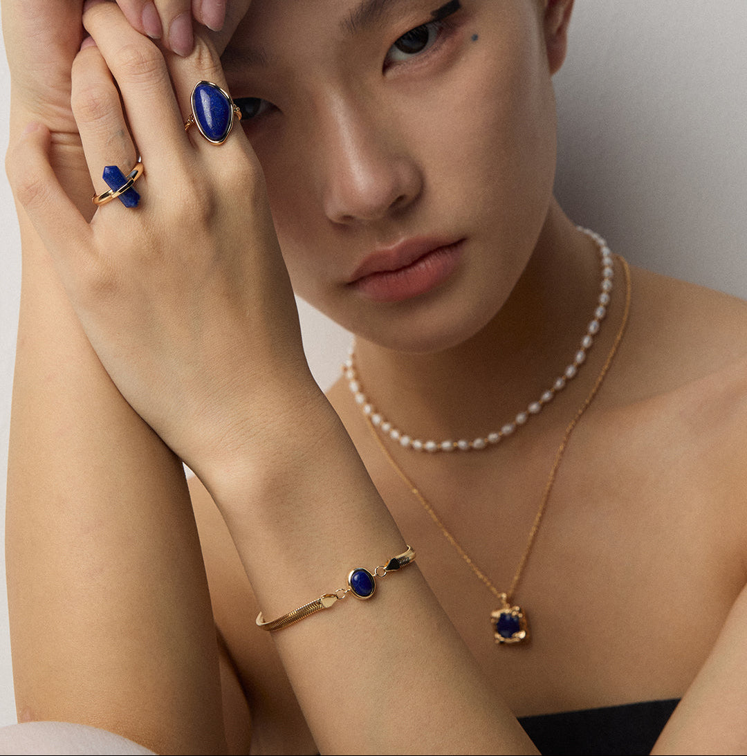 „LUCIA“ Armband mit Lapislazuli – 925 Silber, 18K vergoldet, im Schmuck-Set getragen