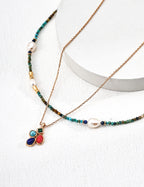 Layering Look mit der „Mélange“ Naturstein-Halskette von L.S Jewelry, 18K vergoldet, kombiniert mit feinen Ketten.