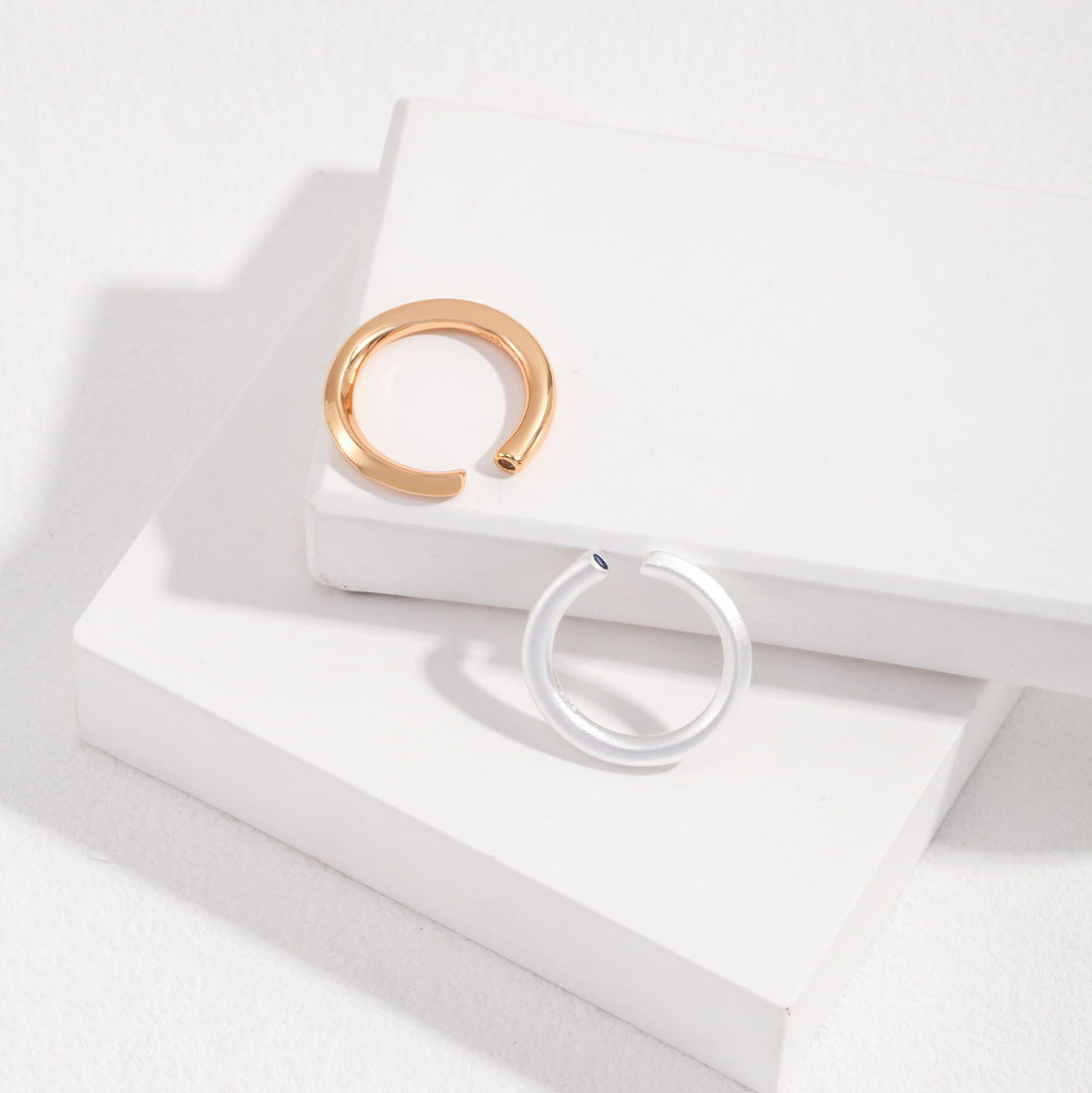 Zwei offene Ringe aus 925 Silber – vergoldet & versilbert mit saphirblauem Detail, minimalistisches Schmuckdesign