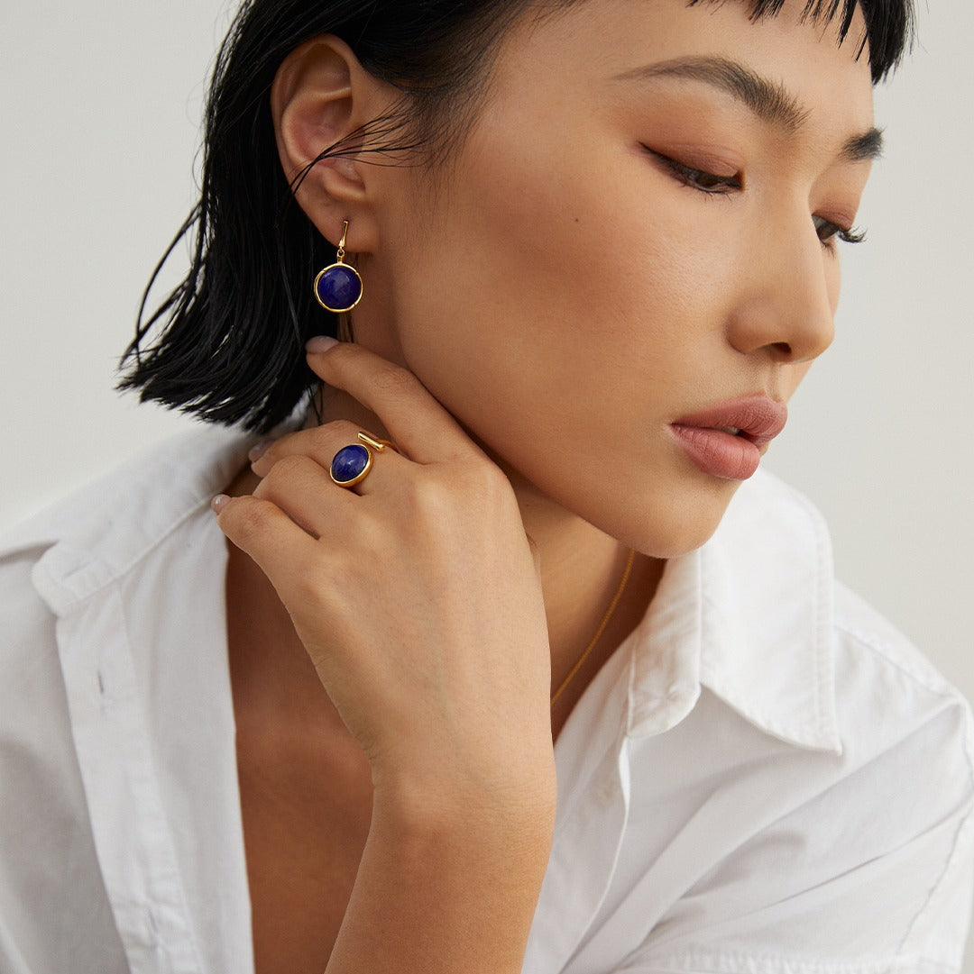 Modell trägt vergoldete Damen-Ohrringe mit echtem Lapislazuli