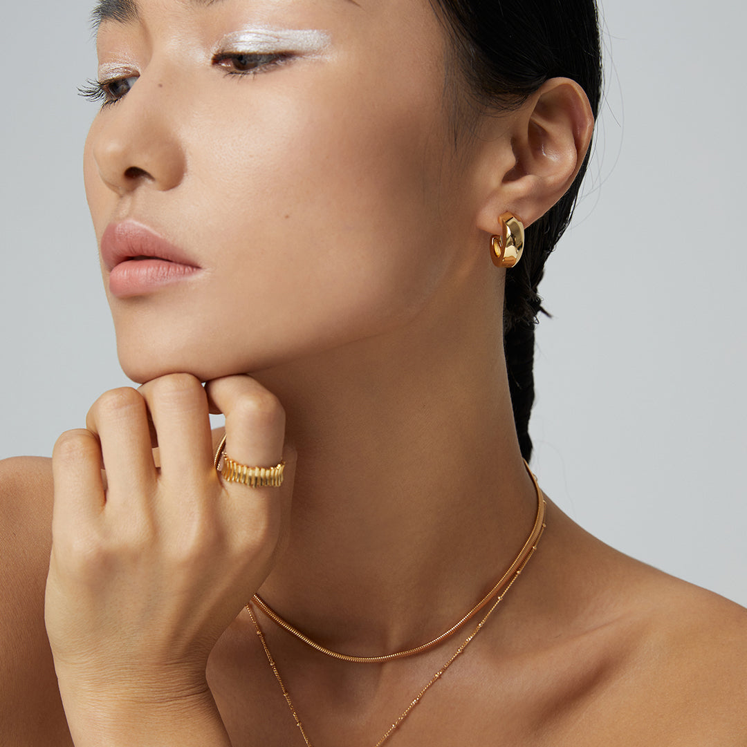 Edler Ring aus 925er Silber mit 18K Gold – getragen im Stilshooting