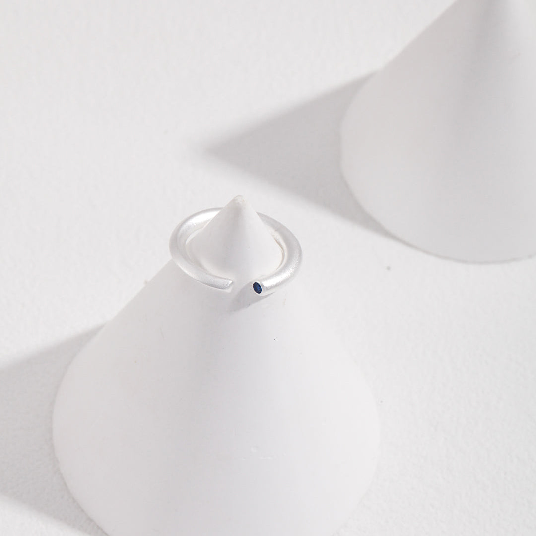 Verstellbarer Damenring aus 925er Silber, versilbert, mit saphirblauem Akzent – Cirque Bleu Kollektion