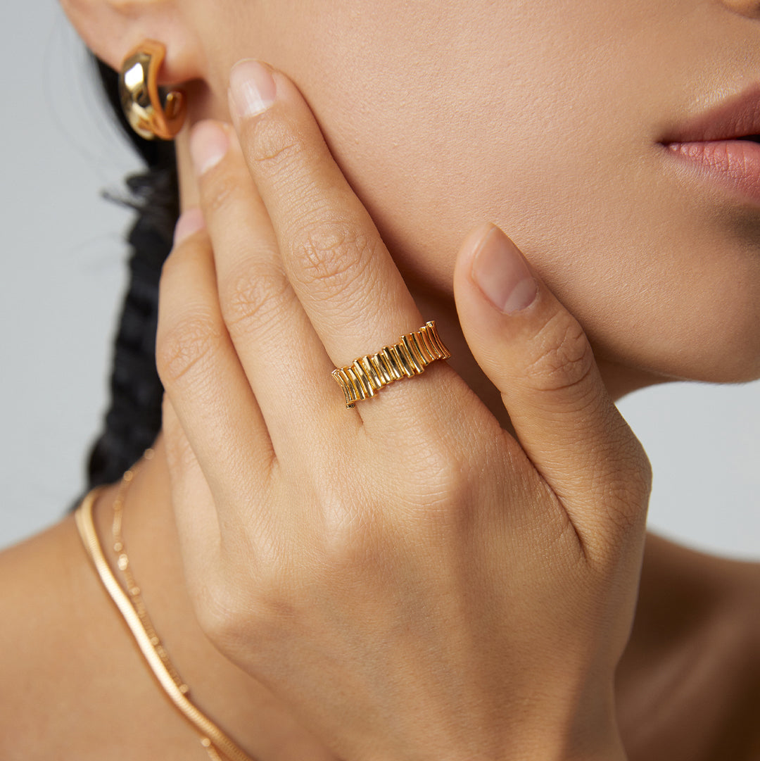 Strukturierter Damenring mit architektonischer Wirkung – elegant und zeitlos