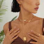 Ring aus 18K Gold – verstellbar, schlicht und modern am Finger getragen