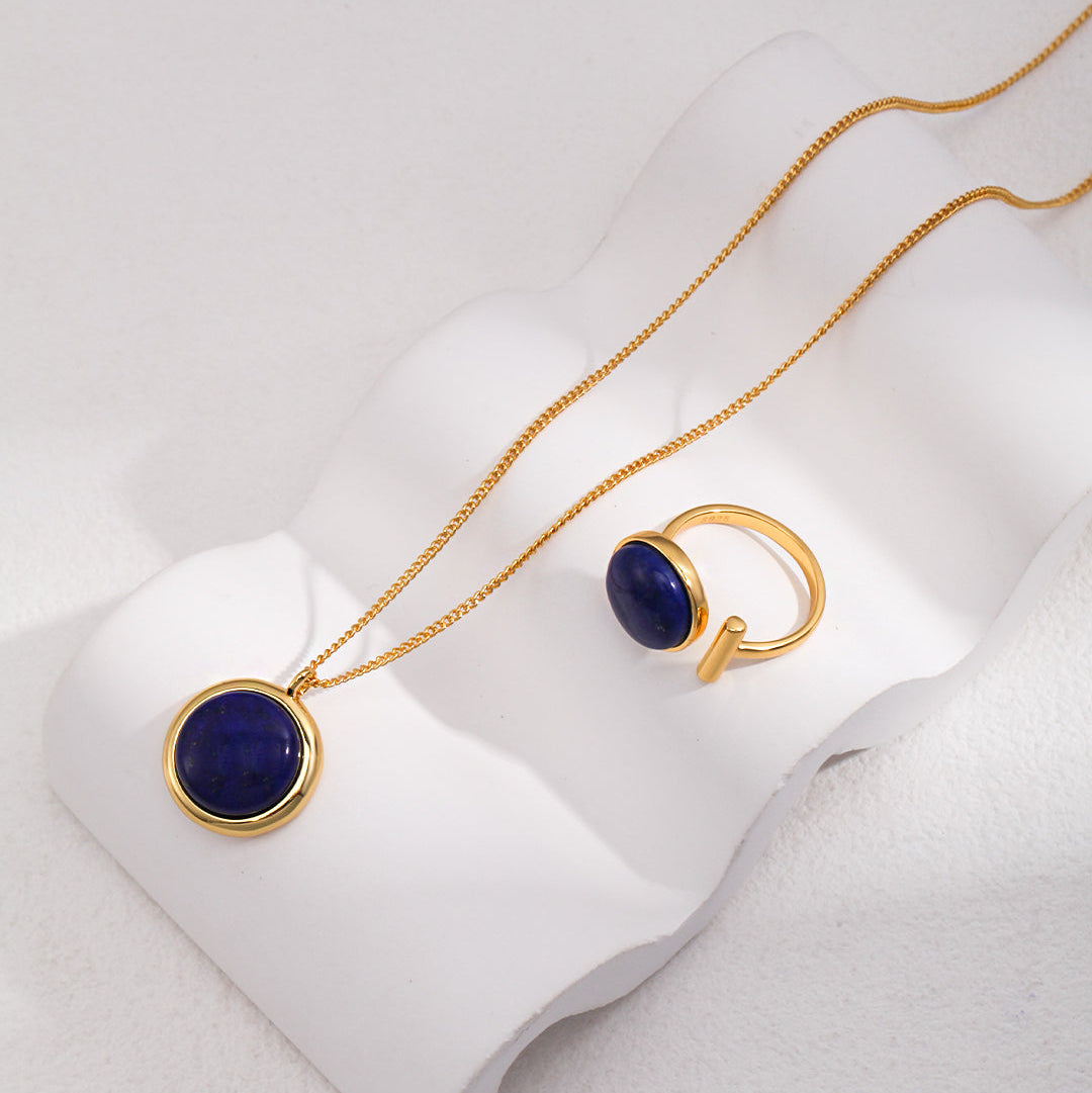 Damen Ring und Halskette mit Lapislazuli – Flatlay auf Stoff, 18K vergoldet