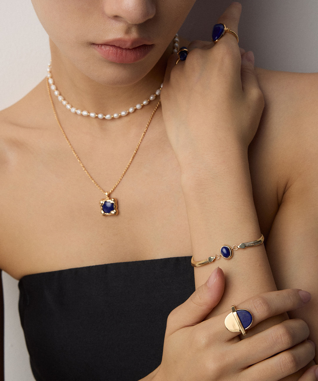 Modell trägt Lapis-Lazuli-Schmuckset von LS Jewelry – Armband, Ring & Halskette aus 925er Silber, 18K vergoldet