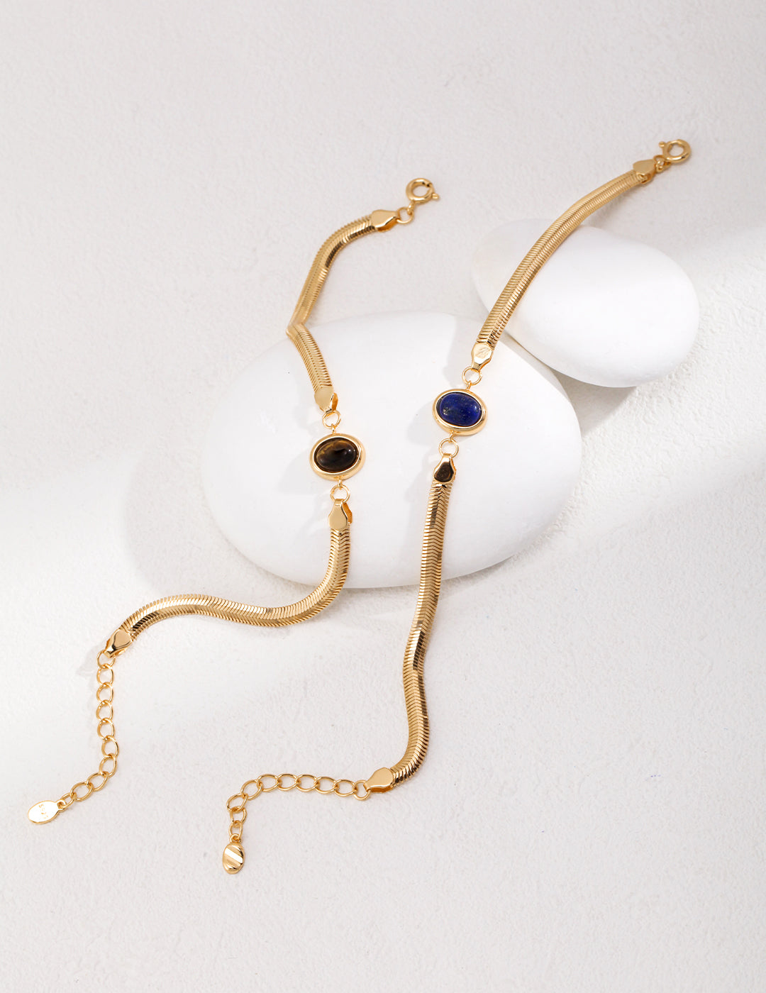 Zwei Varianten des „LUCIA“ Armbands – Tigerauge & Lapislazuli, 18K vergoldet