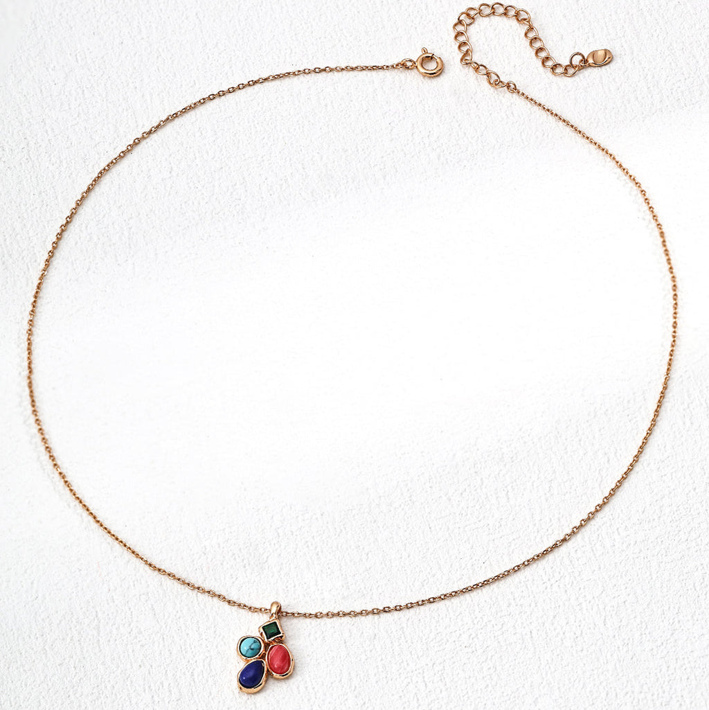 925er Silber Halskette „Mélange“ mit mehrfarbigen Natursteinen, 18K vergoldet, flach ausgelegt fotografiert.