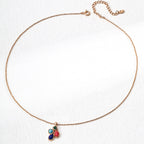 925er Silber Halskette „Mélange“ mit mehrfarbigen Natursteinen, 18K vergoldet, flach ausgelegt fotografiert.