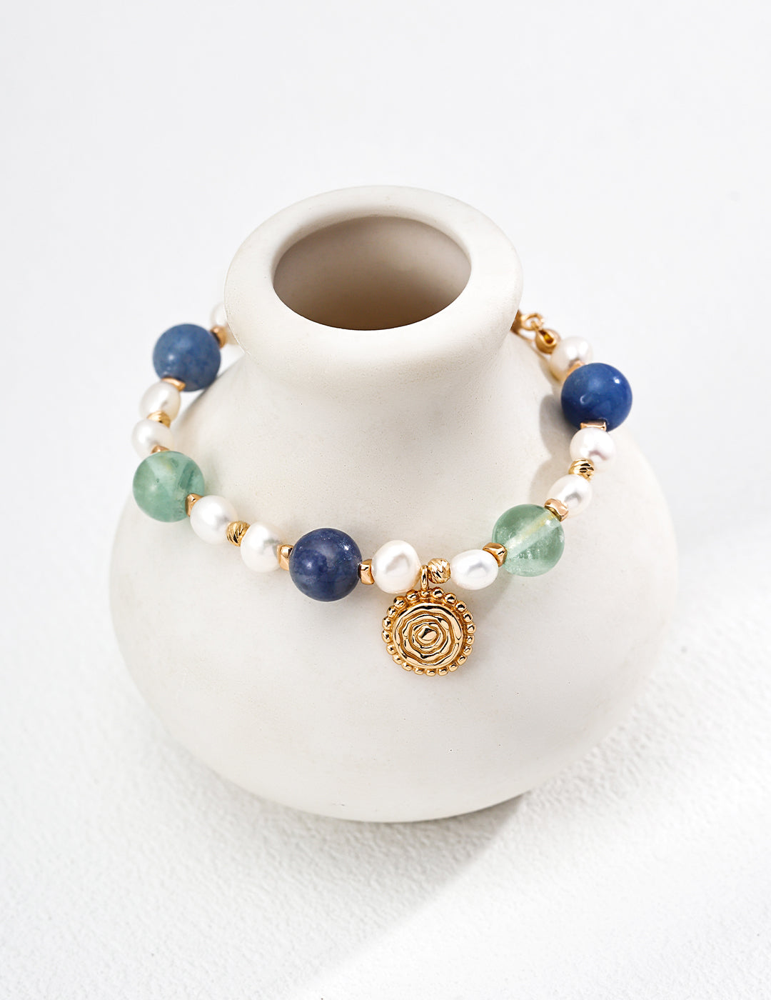 „NAUTILA“ Armband mit Süßwasserperlen und Natursteinen auf Keramikdisplay – Schmuck von L.S Jewelry