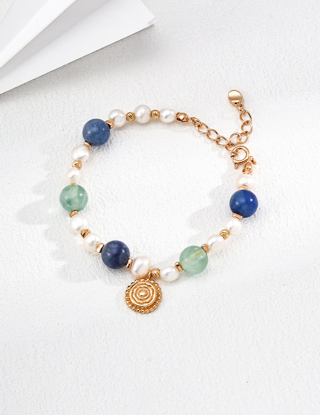 „NAUTILA“ Armband mit Süßwasserperlen, Fluorit und blauem Aventurin in 18K Goldoptik – Design von L.S Jewelry