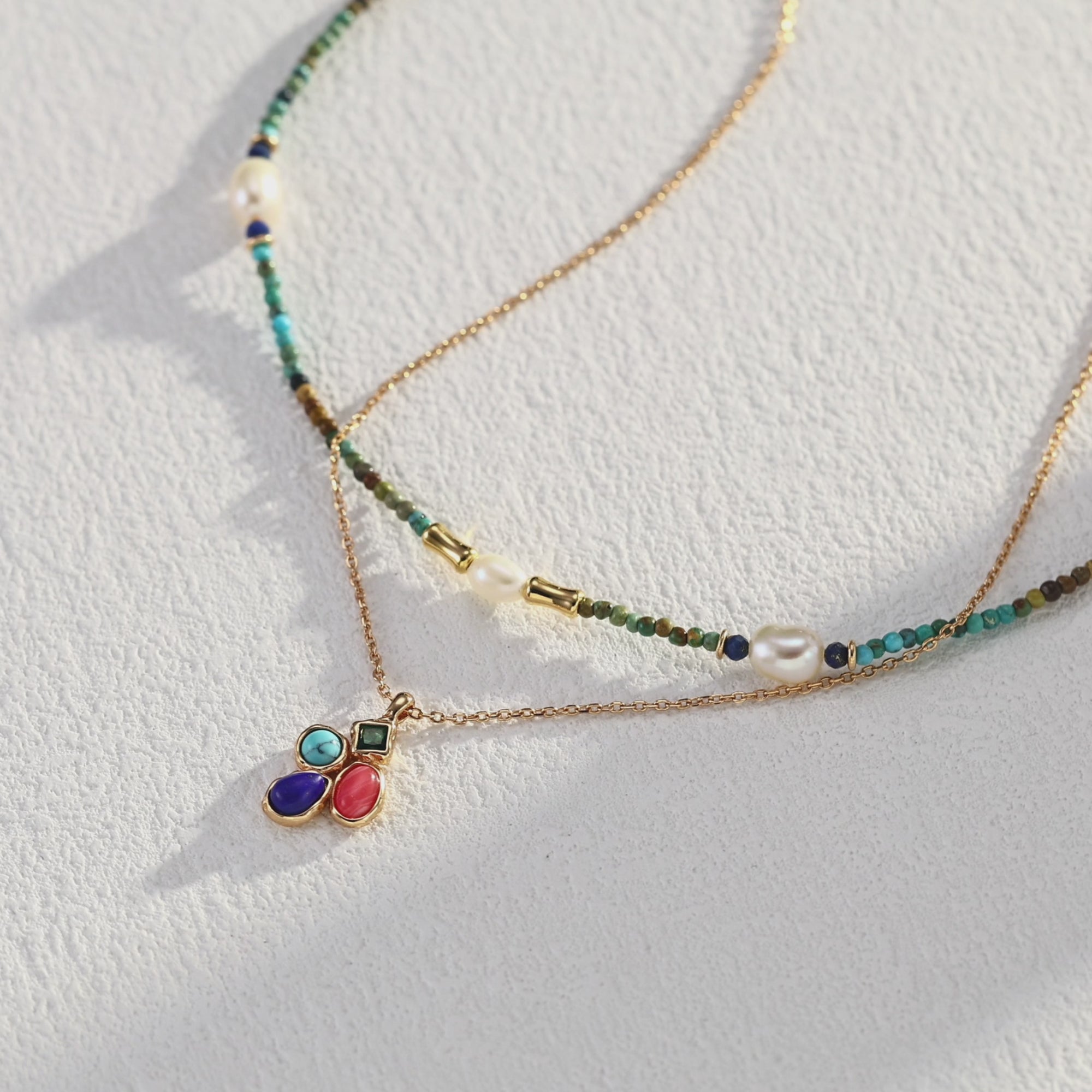 Mehrfarbiges Naturstein-Schmuckset mit der „Mélange“ Halskette, 18K vergoldet, im Layering-Stil getragen.